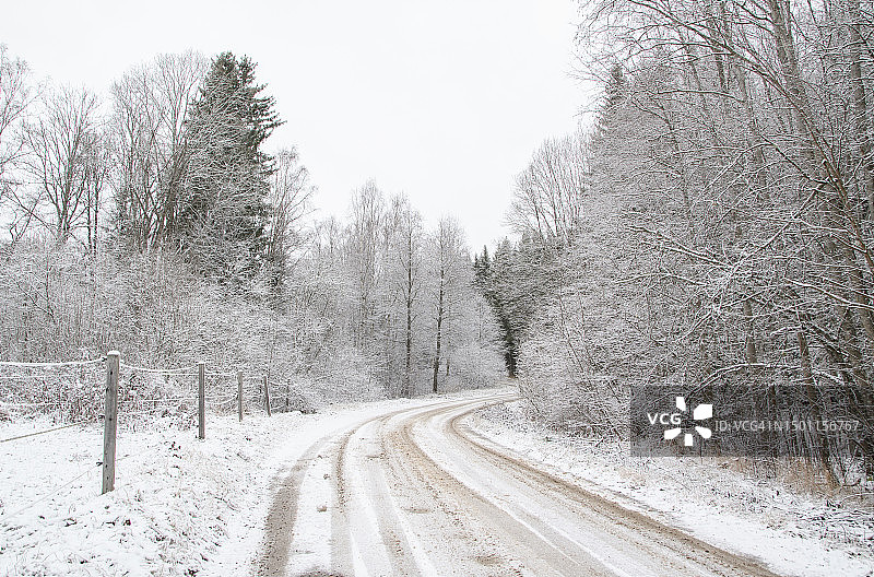 瑞典冬季的空旷道路图片素材