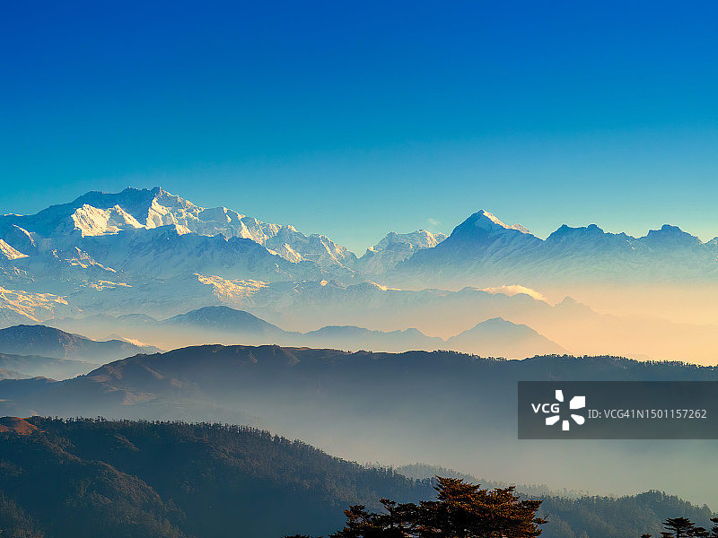 印度西孟加拉邦大吉岭的蓝天雪山美景图片素材
