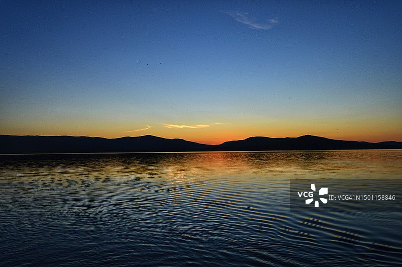 夕阳下阿纳巴省湖泊的风景图片素材