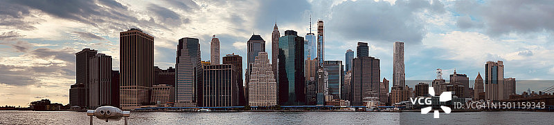 建筑群对着天空的全景图片素材