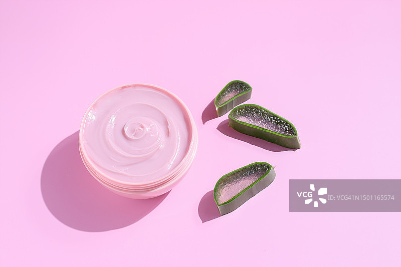 西班牙粉色背景上的盘子特写图片素材