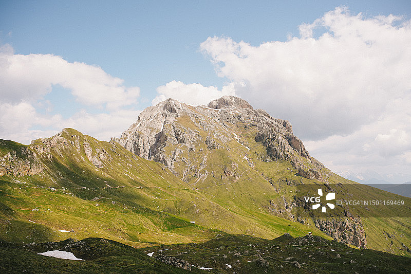 茂盛的草地、山脉和雪地图片素材