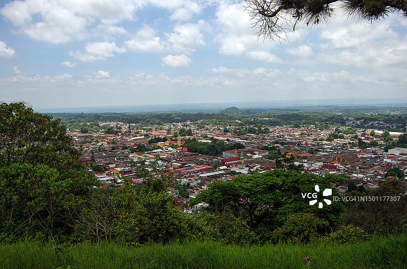 从蛇丘眺望墨西哥韦拉克鲁斯州科阿特佩克镇图片素材