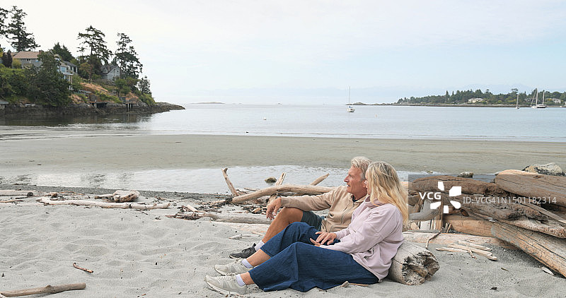 老年夫妇在荒野海滩上放松图片素材