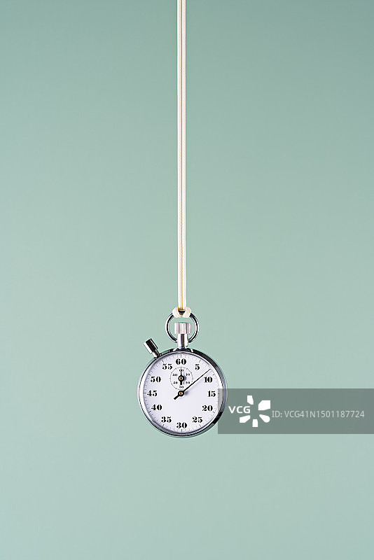 绿色背景上的秒表图片素材