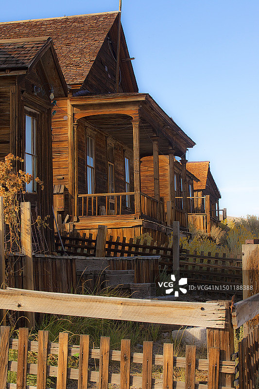 博迪鬼镇的废弃房屋排成一列图片素材