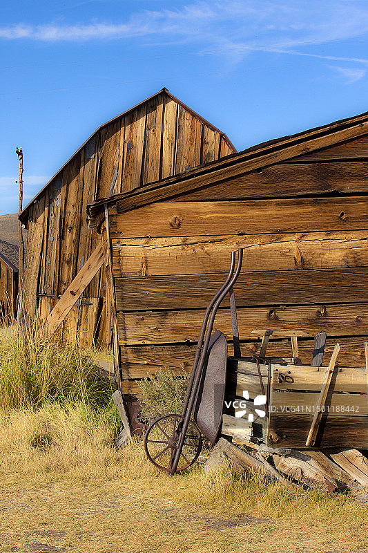 老旧风化建筑与老旧独轮车 - Bodie图片素材