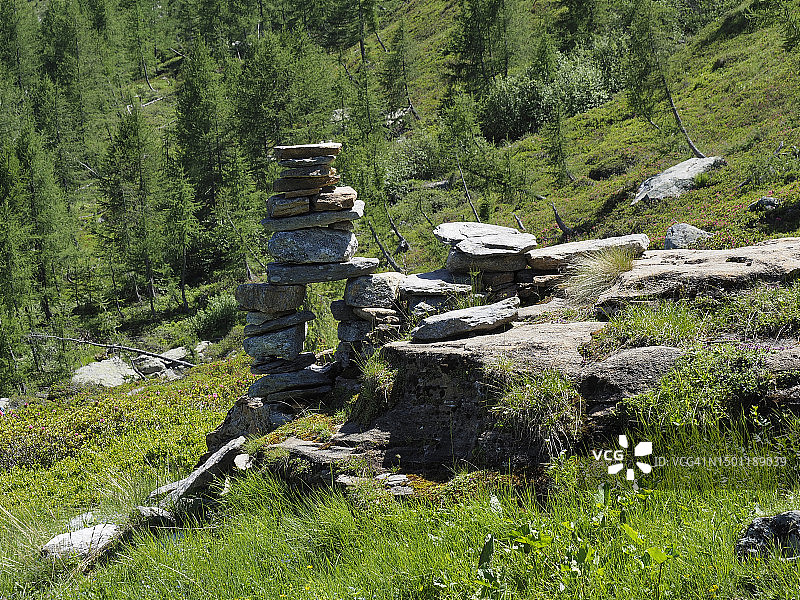 徒步旅行者在瓦莱德韦罗制作的石堆图片素材