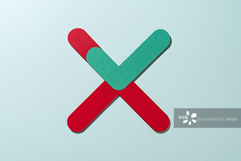 红色叉号中嵌入的绿色勾号纸工艺图片素材