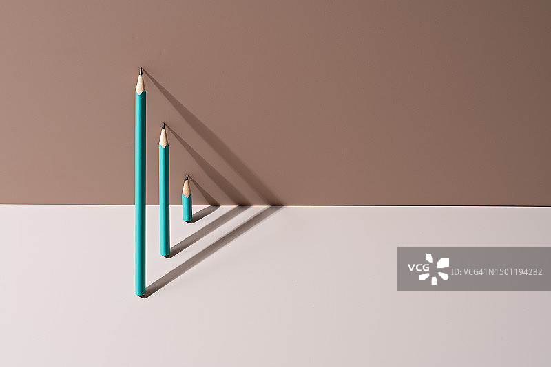 由带阴影的铅笔组成的三角形动机方向图片素材