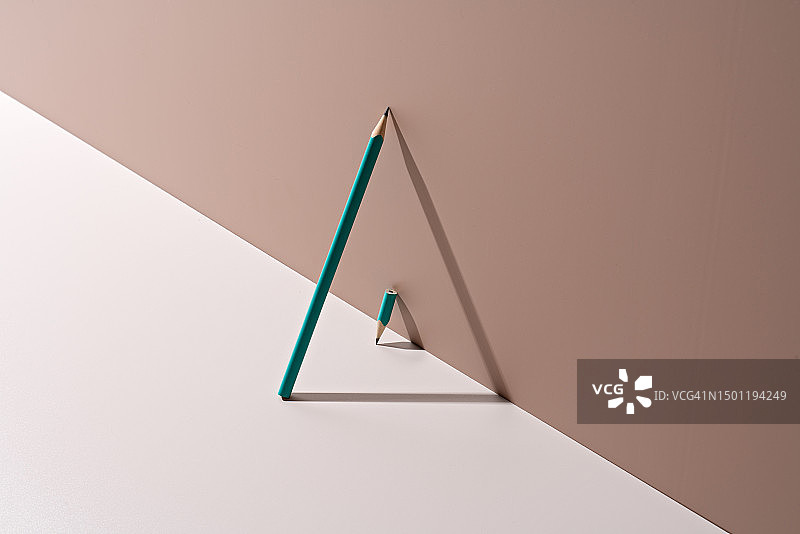 长短铅笔的对比图片素材