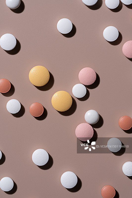 棕色背景上的彩色药丸图片素材