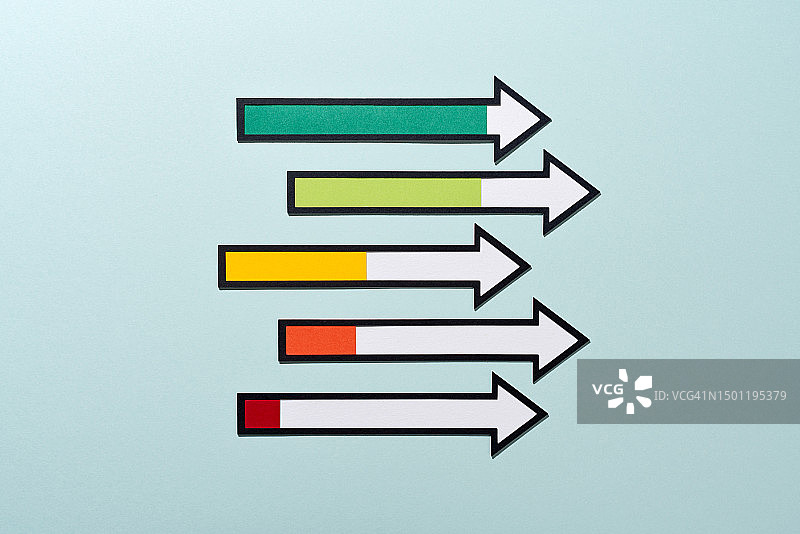 具有不同长度和颜色的进度条的前进箭头图片素材