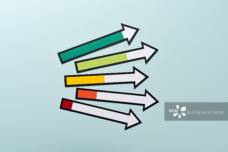 具有不同长度和颜色的进度条的箭头图片素材