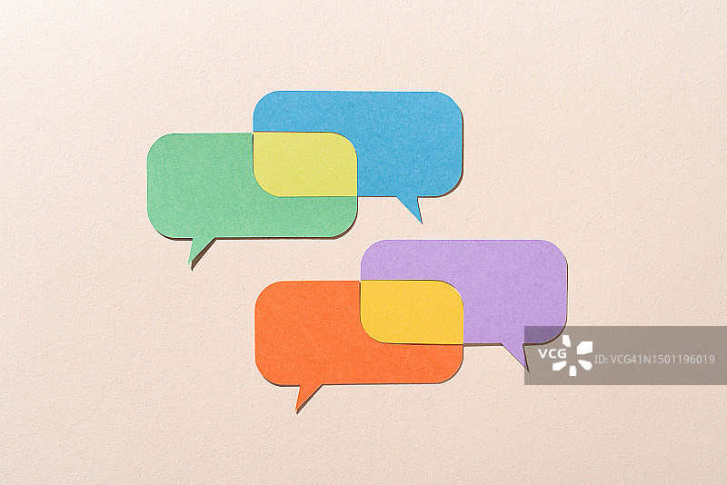 具有共同点的重叠聊天气泡，剪纸工艺图片素材
