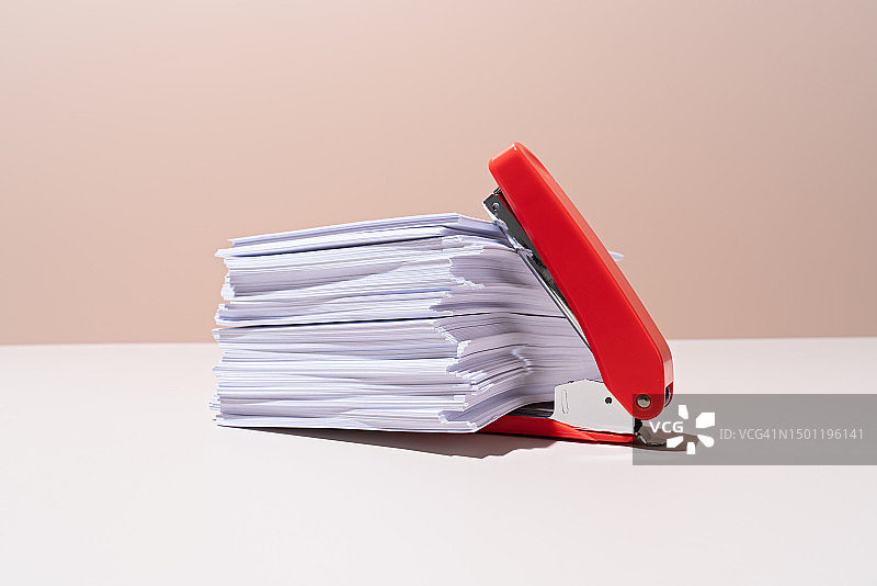 红色订书机无法装订一堆厚纸图片素材