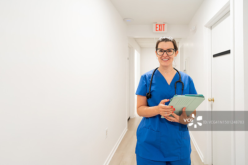 在诊所走廊看向镜头的女性医护人员图片素材