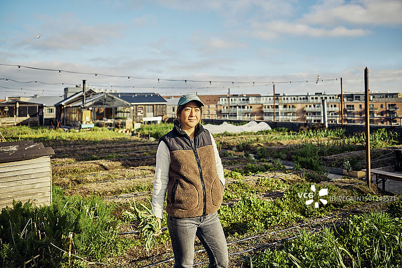 城市中的有机绿洲：可持续农业与城市生物多样性图片素材
