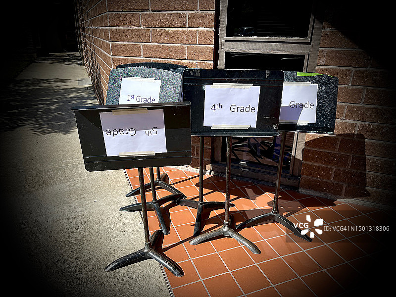 小学带等级标签的乐谱架图片素材