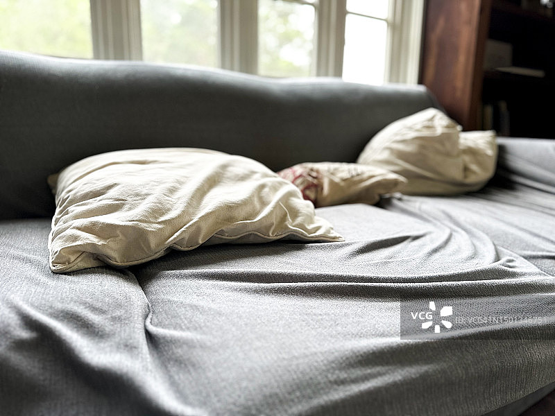 沙发旅行：带套的沙发图片素材