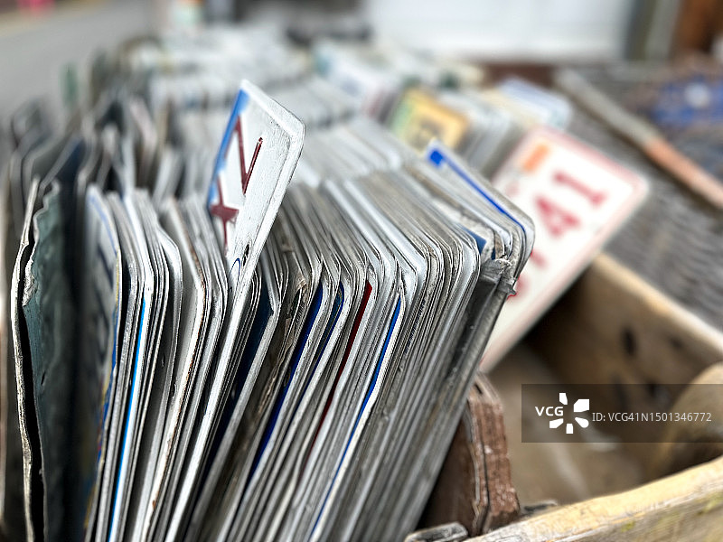 跳蚤市场出售的复古车辆牌照图片素材