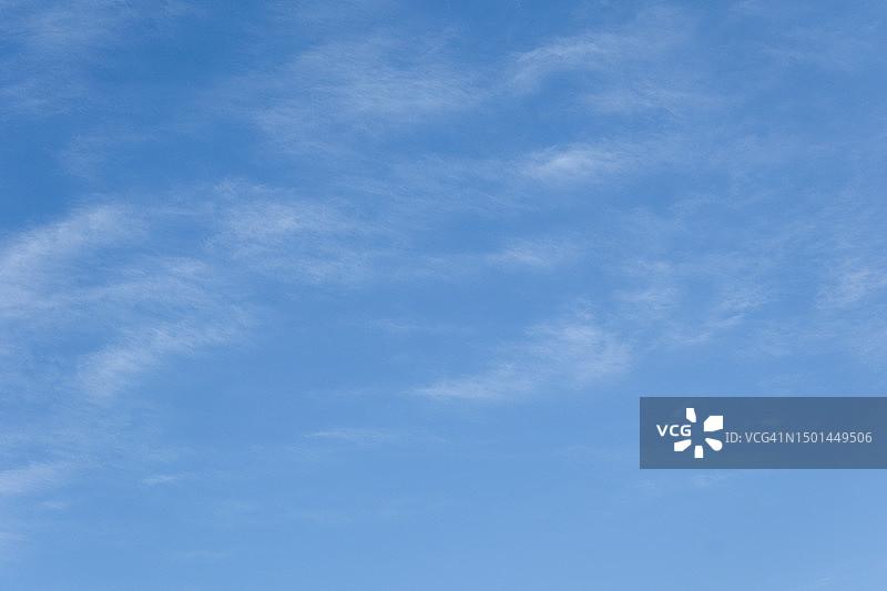 白云映衬着蓝天图片素材