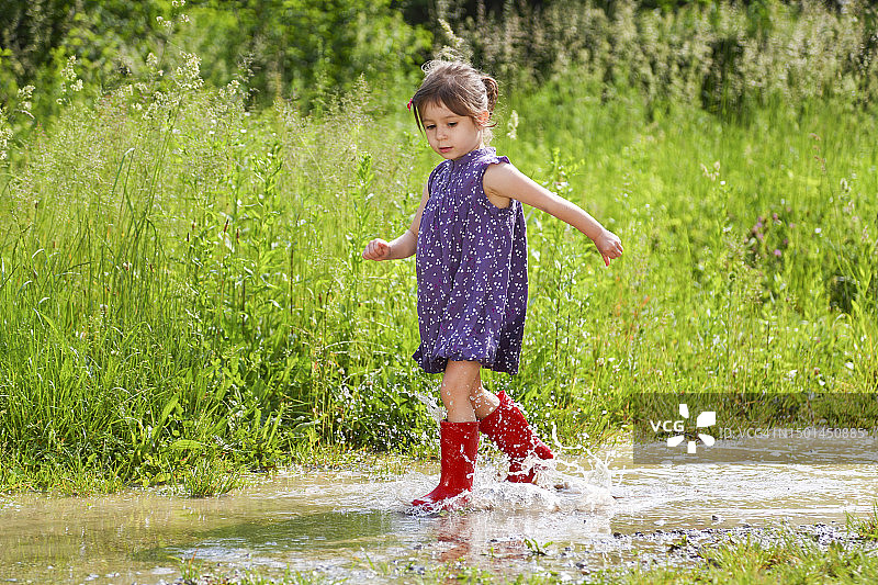 孩子在泥坑里玩耍图片素材