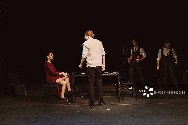 在学生剧院俱乐部表演的年轻业余戏剧演员图片素材