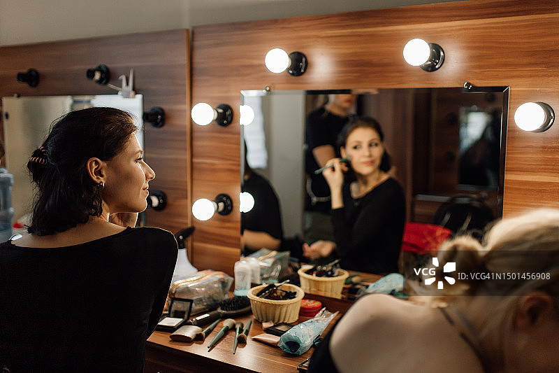 自信的女演员为学生戏剧俱乐部首映式化妆图片素材