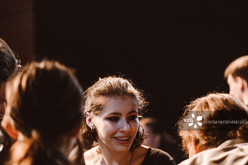 学生戏剧俱乐部成员讨论即将到来的首映图片素材