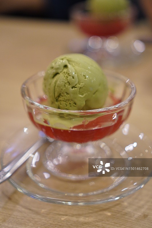 果冻上的绿茶冰淇淋图片素材