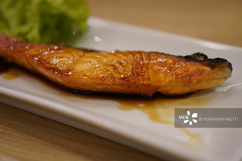 白色盘子上的烤三文鱼图片素材