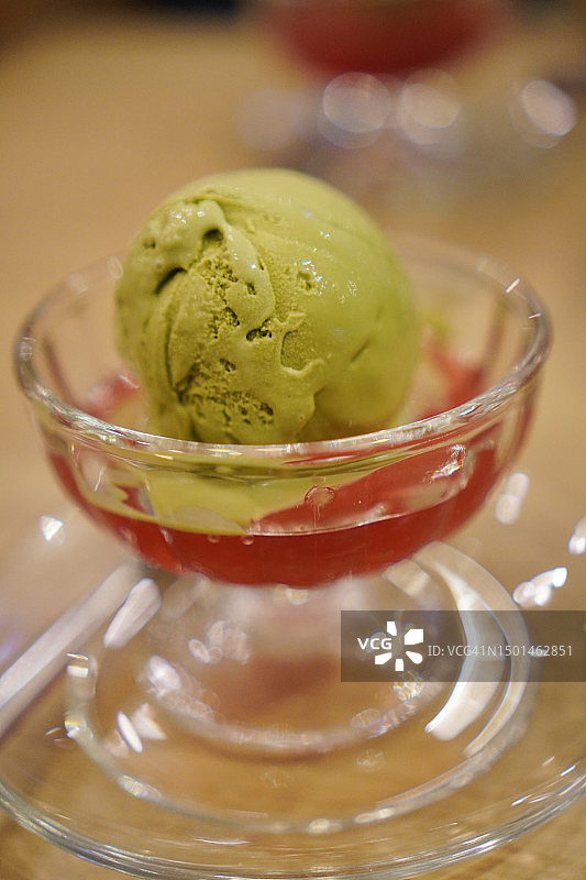 果冻上的绿茶冰淇淋图片素材