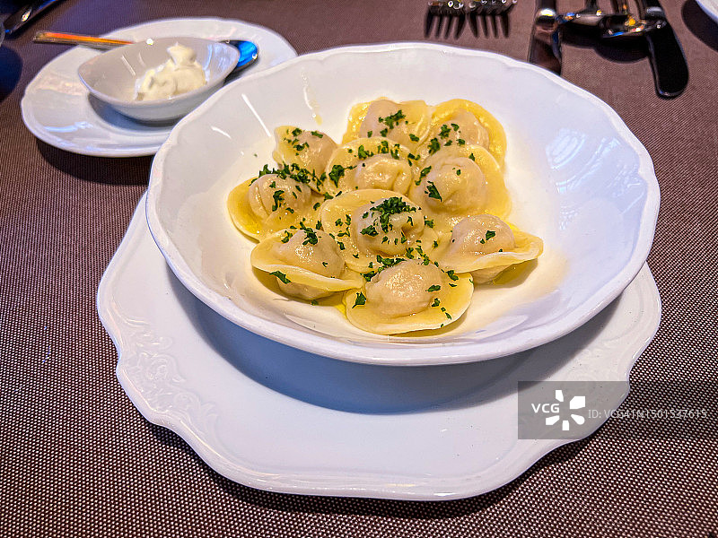 俄罗斯饺子，在银座的俄罗斯餐厅搭配酸奶图片素材