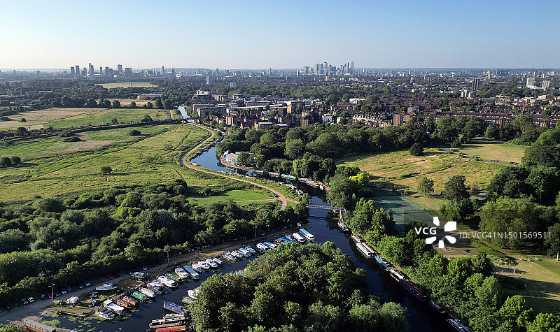 利河的船屋图片素材