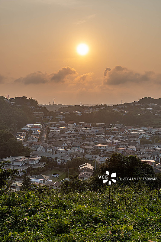 日本神奈川县住宅区的夕阳图片素材