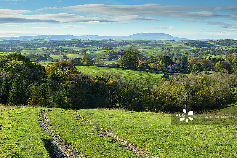 从前往约克郡山谷马勒姆代尔Weets Top的小路看彭德尔山图片素材