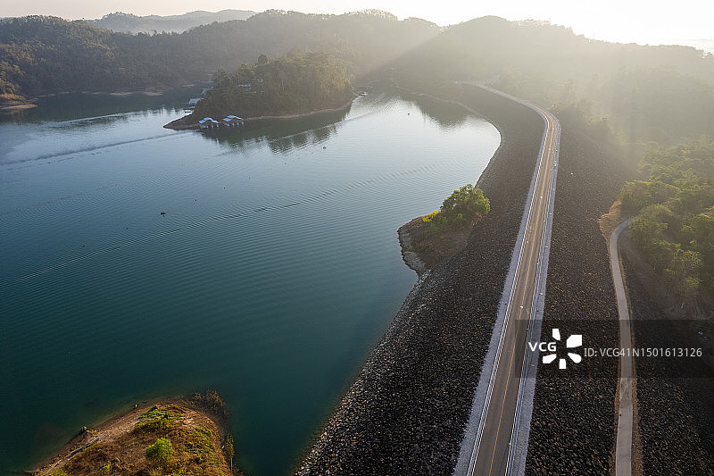 日出时分，河流上的空旷道路图片素材