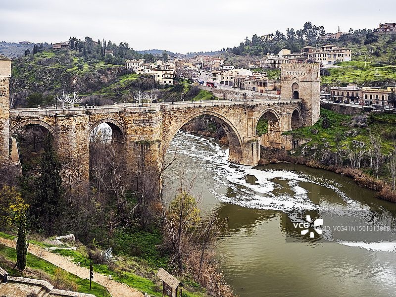 托莱多市桥下的特茹河图片素材