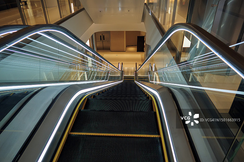 地铁站出口的自动扶梯图片素材