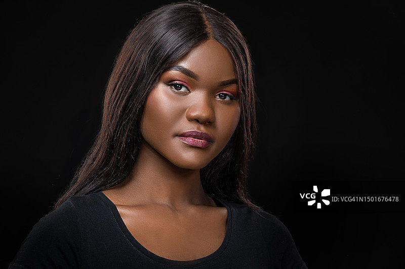 美丽的成年黑人女性影棚头像图片素材