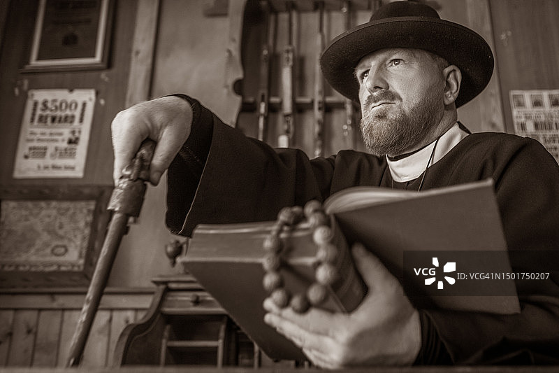 红发牛仔牧师在真实的西部荒野环境中图片素材