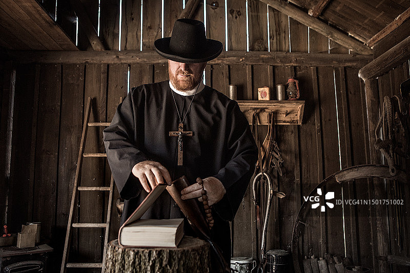 红发牛仔牧师在真实的西部荒野环境中图片素材