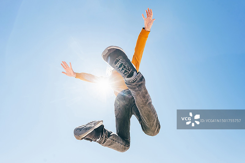 男人跳跃在空中图片素材