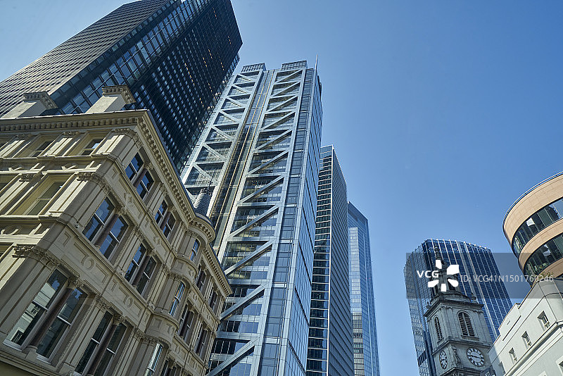 伦敦市玻璃钢结构办公楼的低角度仰视图片素材