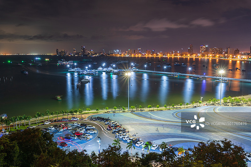 日落时分芭堤雅市和快艇码头美景图片素材