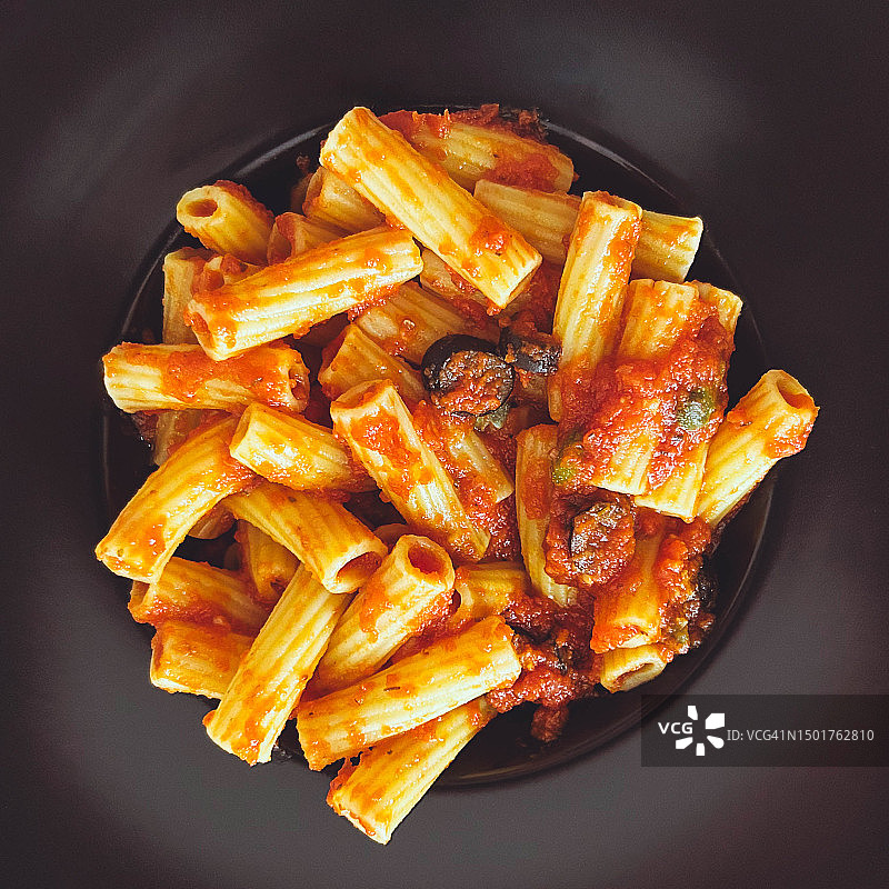 黑盘上的意式风味里加托尼面图片素材