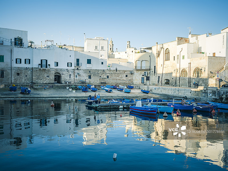 2023年2月普利亚莫诺波利港日出景色图片素材