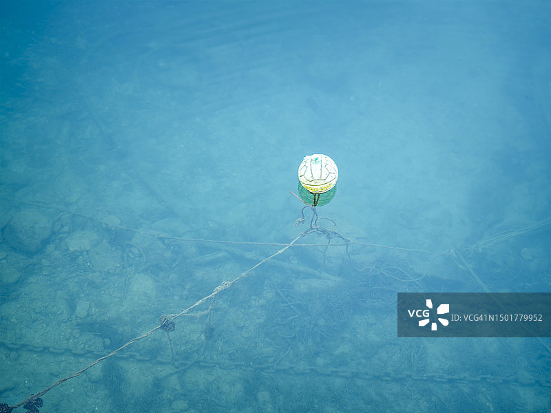 2023年2月普利亚莫诺波利港口的浮标图片素材