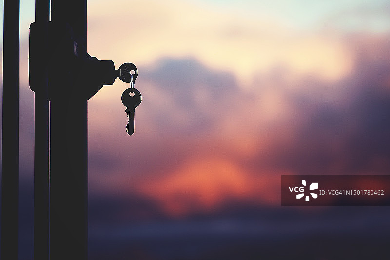 日落背景下的钥匙细节图片素材